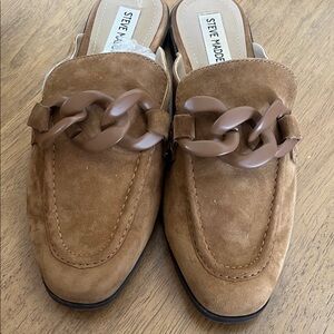NWT, Steve Madden, Brown Suede flags with Chain Accent, 6.5